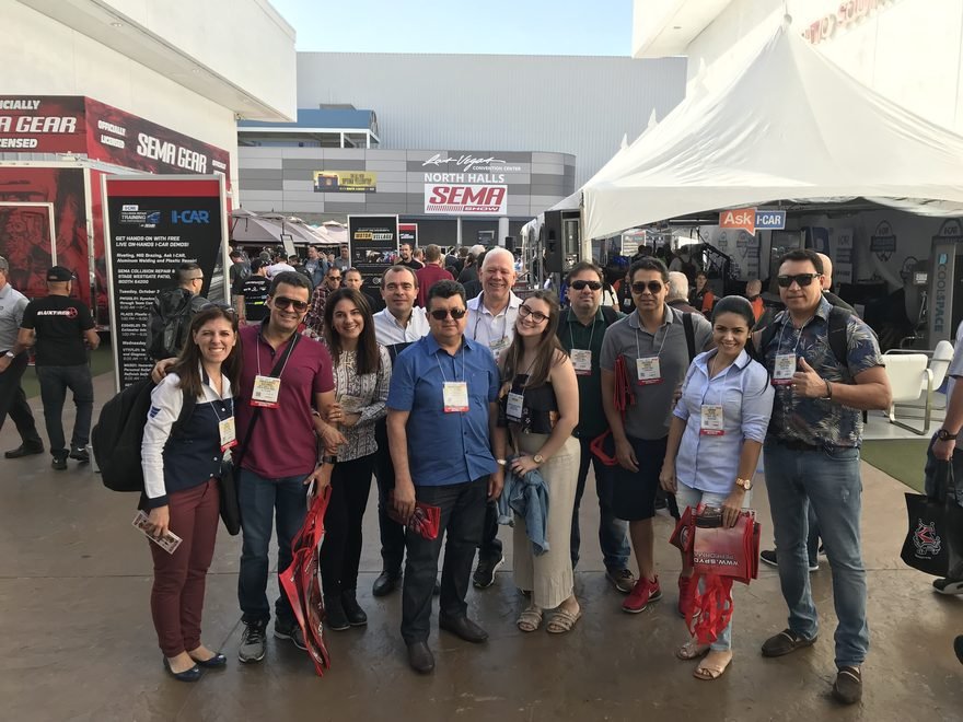 Grupo Dulie na entrada do North Halls, no SEMA Show