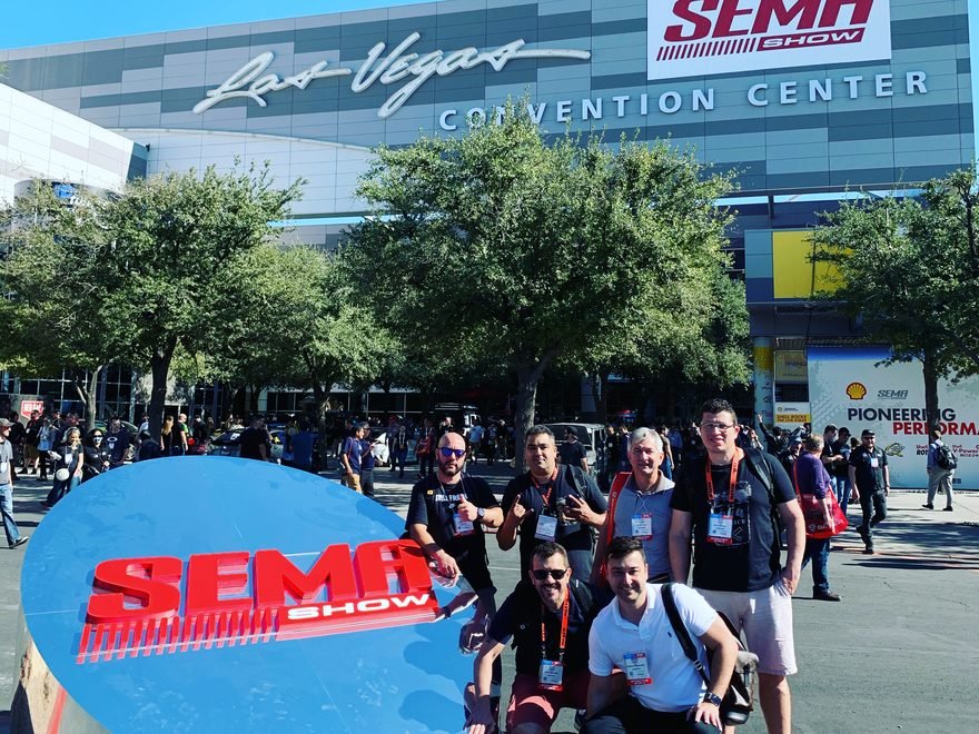Grupo Dulie no letreiro do SEMA Show, em frente ao Las Vegas Convention Center