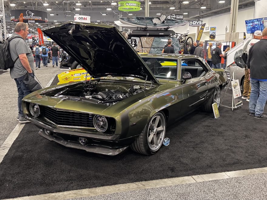 Camaro 1969 restomod verde-militar com o capô aberto