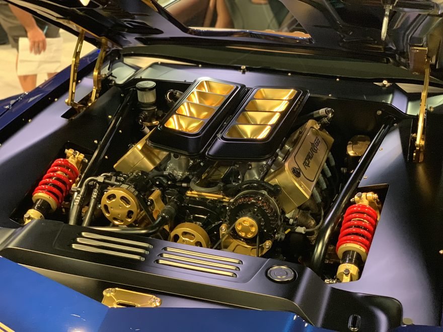 Motor V8 com acabamento dourado em preparado azul