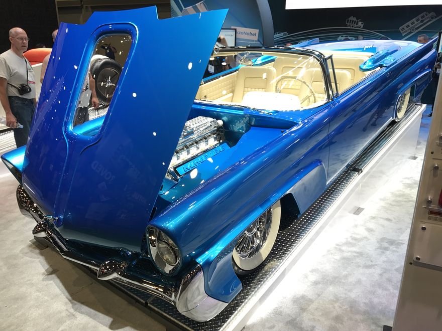 Carro clássico azul cromado com capô aberto