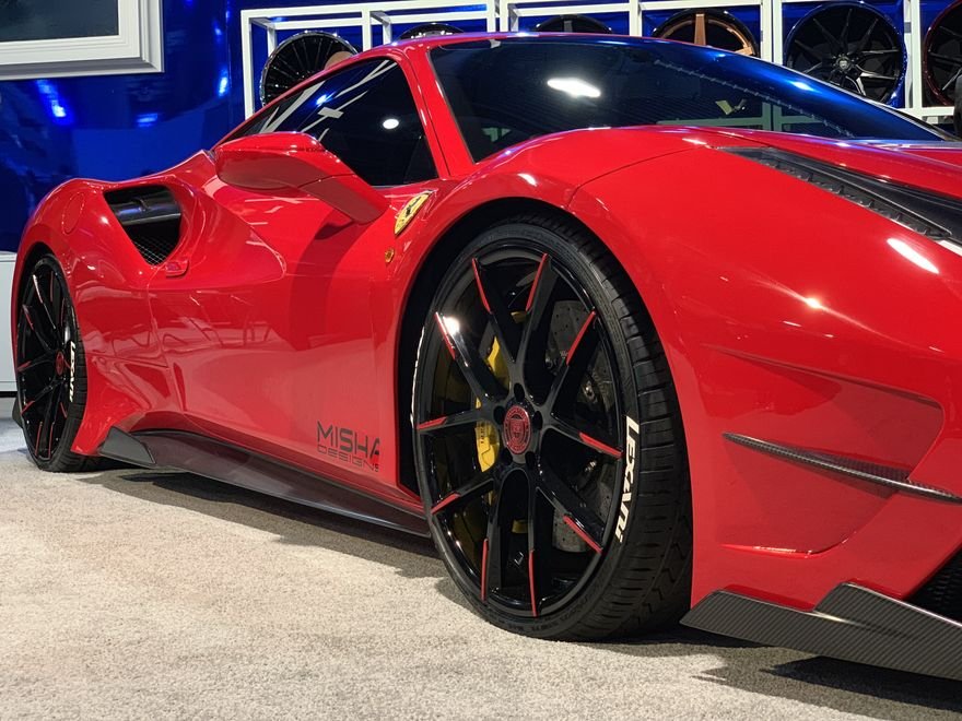 Supercarro vermelho preparado em exposição