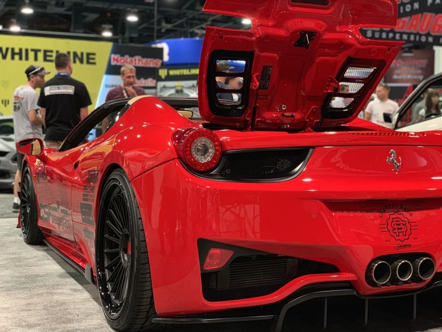 Ferrari vermelha widebody vista de trás