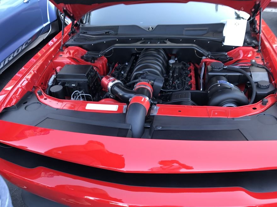 Motor V8 cromado sob o capô de um preparado