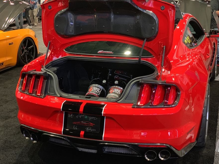Traseira de Mustang vermelho preparado