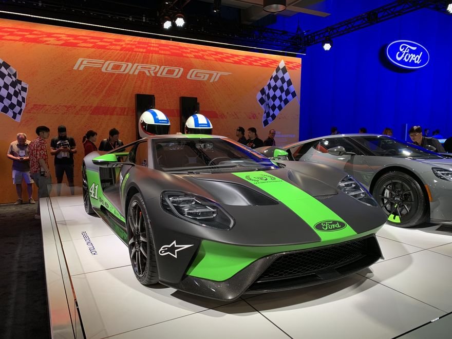 Ford GT de corrida com detalhes em verde neon