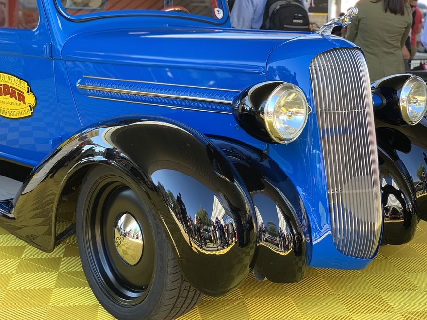 Hot rod clássico azul com rodas cromadas