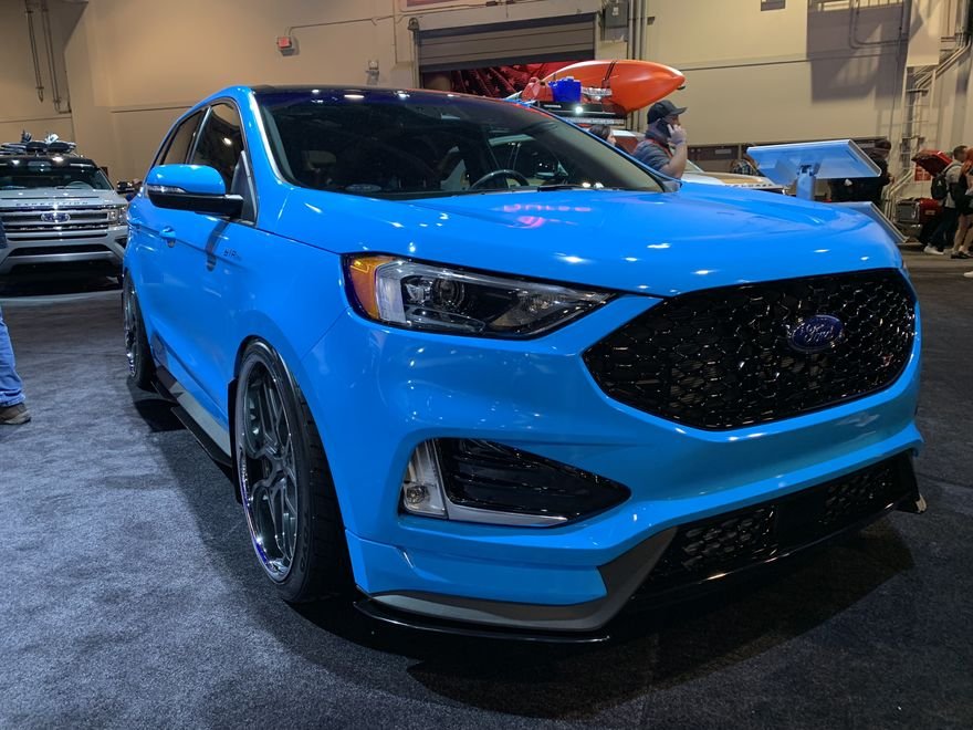 SUV azul claro preparada em exposição