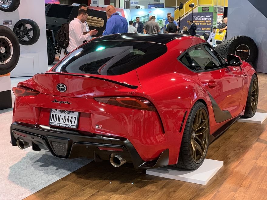 Traseira de Toyota Supra vermelha