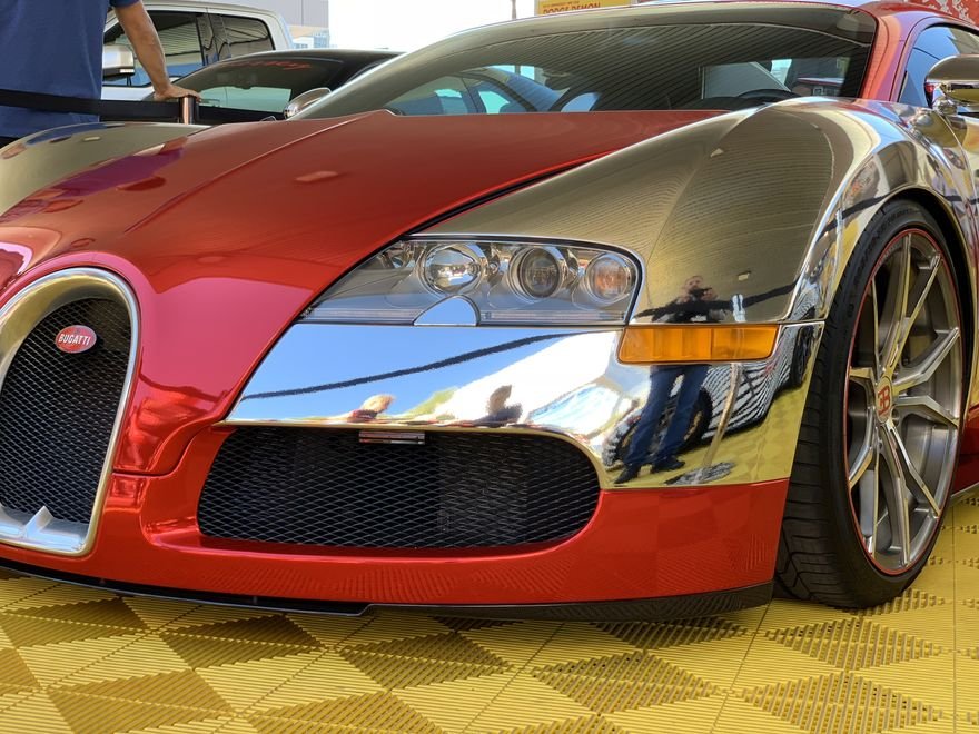 Bugatti com pintura dourada e vermelha