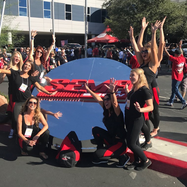 Grupo comemorando na entrada do SEMA Show, em Las Vegas