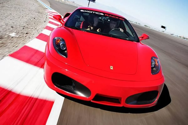 Ferrari em pista de corrida em Las Vegas